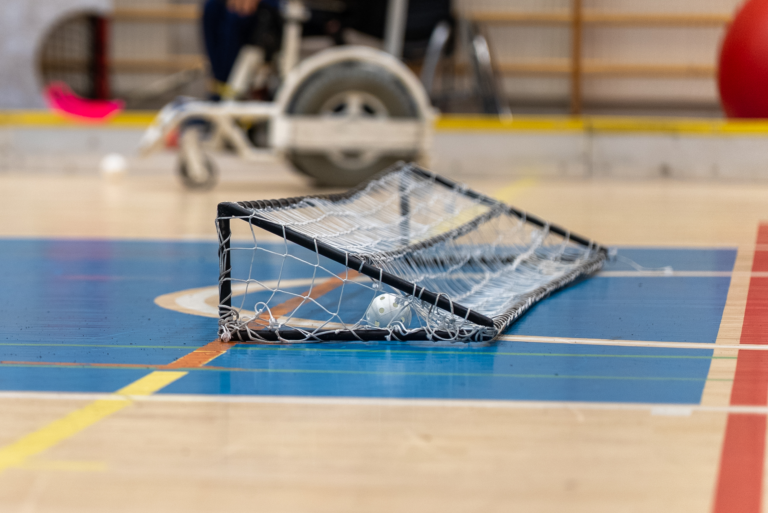 Kuvassa sähköpyörätuolisalibandyn maali